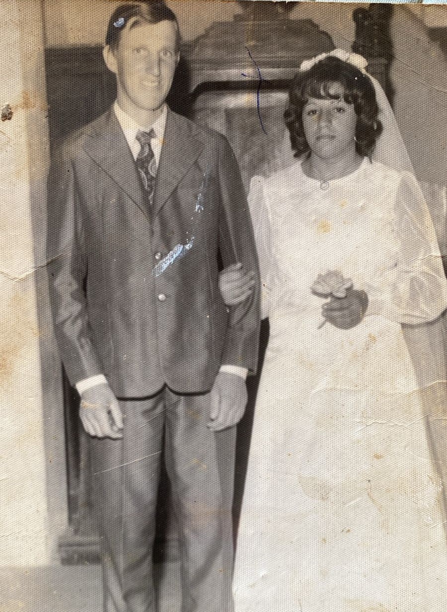 Retrato de José Diniz e Maria das Graças em seus tempos de juventude, ele de terno escuro e ela com vestido de noiva clássico