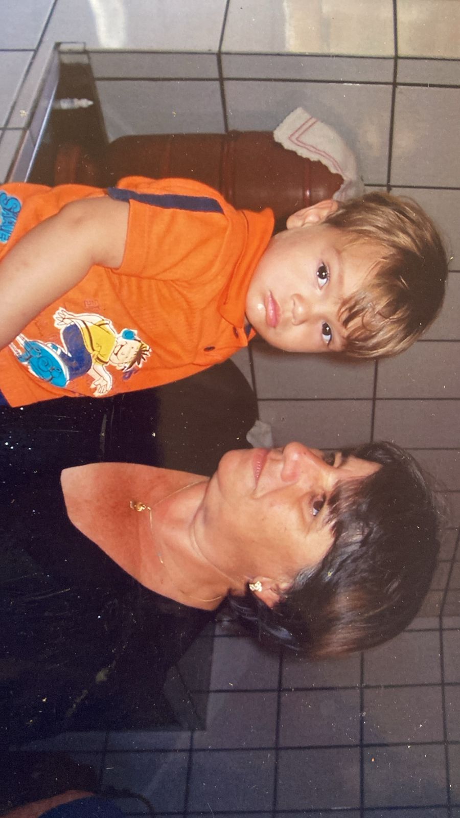 Foto familiar com todos os filhos e netos reunidos no jardim da casa
